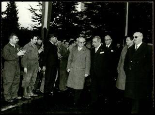 Giovanni Gronchi visita lo stabilimento della Dalmine S.p.a. ad Apuania (Massa)