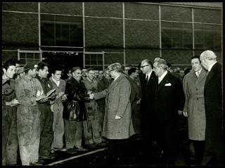Giovanni Gronchi visita lo stabilimento della Dalmine S.p.a. ad Apuania (Massa)