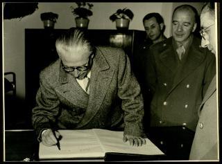 Giovanni Gronchi visita l'ospedale militare principale "Sottotenente Medico Attilio Friggeri Medaglia d'oro al Valor militare" di Roma (Ospedale del Celio)