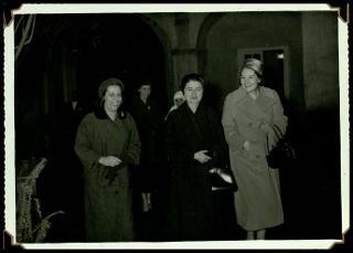 Carla Bissatini Gronchi visita l'orfanotrofio "Anna Lapini" di Casoria
