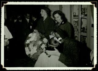 Carla Bissatini Gronchi visita l'orfanotrofio "Anna Lapini" di Casoria