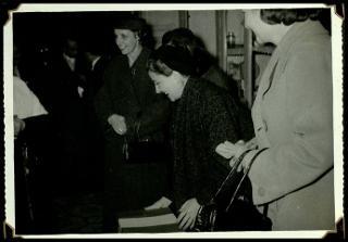Carla Bissatini Gronchi visita l'orfanotrofio "Anna Lapini" di Casoria