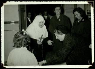Carla Bissatini Gronchi visita l'orfanotrofio "Anna Lapini" di Casoria