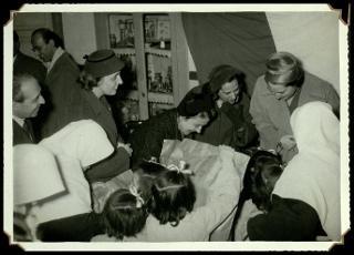 Carla Bissatini Gronchi visita l'orfanotrofio "Anna Lapini" di Casoria