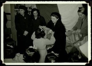 Carla Bissatini Gronchi visita l'orfanotrofio "Anna Lapini" di Casoria