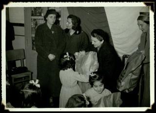 Carla Bissatini Gronchi visita l'orfanotrofio "Anna Lapini" di Casoria