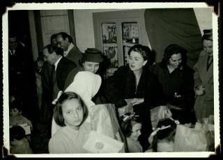 Carla Bissatini Gronchi visita l'orfanotrofio "Anna Lapini" di Casoria