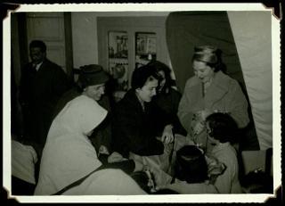 Carla Bissatini Gronchi visita l'orfanotrofio "Anna Lapini" di Casoria