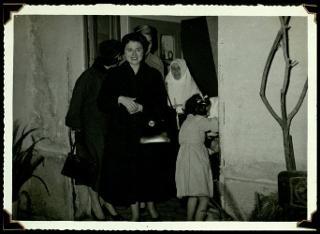 Carla Bissatini Gronchi visita l'orfanotrofio "Anna Lapini" di Casoria