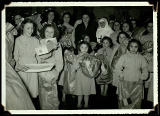 Carla Bissatini Gronchi visita l'orfanotrofio "Anna Lapini" di Casoria