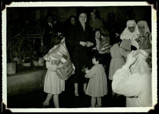 Carla Bissatini Gronchi visita l'orfanotrofio "Anna Lapini" di Casoria