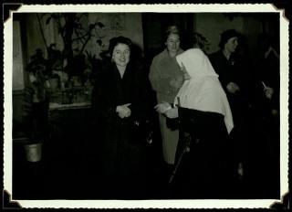 Carla Bissatini Gronchi visita l'orfanotrofio "Anna Lapini" di Casoria
