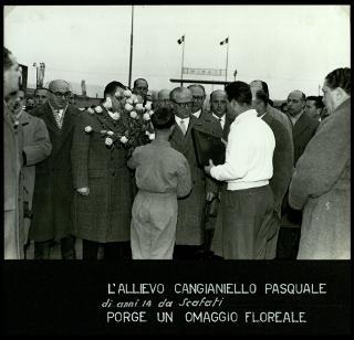 Giovanni Gronchi visita il Centro addestramento maestranze industriali