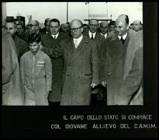 Giovanni Gronchi visita il Centro addestramento maestranze industriali