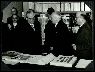 Giovanni Gronchi visita lo stand della libreria dello Stato alla Fiera di Milano