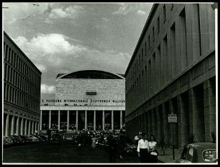 Giovanni Gronchi partecipa alla rassegna internazionale elettronica, nucleare e teleradiocinematografica tenutasi al Palazzo dei Congressi di Roma EUR dal 28 giugno al 15 luglio 1956