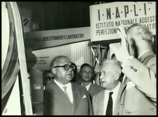Giovanni Gronchi partecipa alla rassegna internazionale elettronica, nucleare e teleradiocinematografica tenutasi al Palazzo dei Congressi di Roma EUR dal 28 giugno al 15 luglio 1956