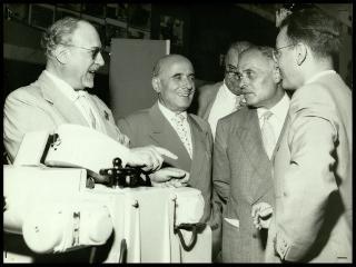 Giovanni Gronchi partecipa alla rassegna internazionale elettronica, nucleare e teleradiocinematografica tenutasi al Palazzo dei Congressi di Roma EUR dal 28 giugno al 15 luglio 1956