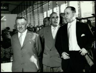 Giovanni Gronchi partecipa alla rassegna internazionale elettronica, nucleare e teleradiocinematografica tenutasi al Palazzo dei Congressi di Roma EUR dal 28 giugno al 15 luglio 1956