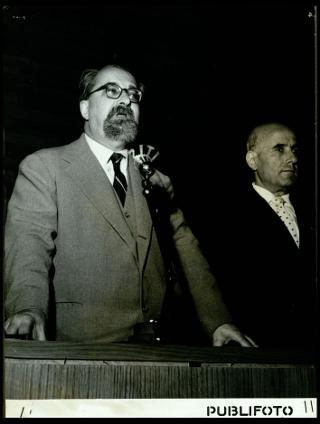 Giovanni Gronchi partecipa alla rassegna internazionale elettronica, nucleare e teleradiocinematografica tenutasi al Palazzo dei Congressi di Roma EUR dal 28 giugno al 15 luglio 1956