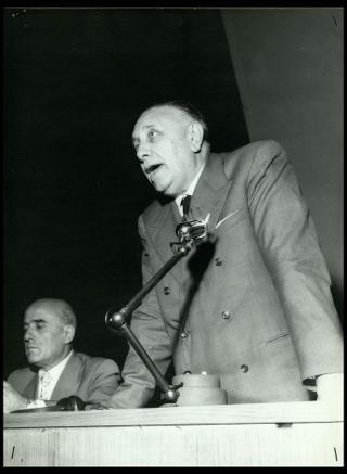 Giovanni Gronchi partecipa alla rassegna internazionale elettronica, nucleare e teleradiocinematografica tenutasi al Palazzo dei Congressi di Roma EUR dal 28 giugno al 15 luglio 1956