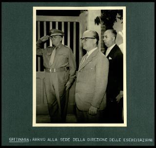 Giovanni Gronchi assiste all'esercitazione militare "Monte Bianco terzo" a Baraggia di Rovasenda il 29 luglio 1956