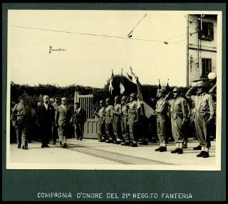 Giovanni Gronchi assiste all'esercitazione militare "Monte Bianco terzo" a Baraggia di Rovasenda il 29 luglio 1956