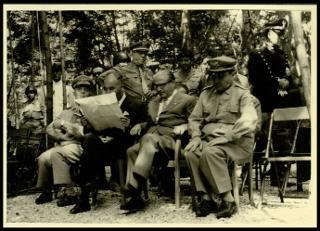 Giovanni Gronchi assiste all'esercitazione militare "Monte Bianco terzo" a Baraggia di Rovasenda il 29 luglio 1956
