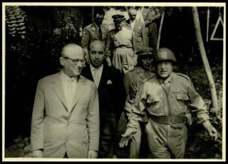 Giovanni Gronchi assiste all'esercitazione militare "Monte Bianco terzo" a Baraggia di Rovasenda il 29 luglio 1956