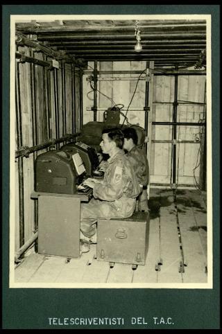 Giovanni Gronchi assiste all'esercitazione militare "Monte Bianco terzo" a Baraggia di Rovasenda il 29 luglio 1956