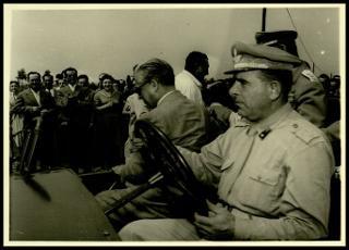 Giovanni Gronchi assiste all'esercitazione militare "Monte Bianco terzo" a Baraggia di Rovasenda il 29 luglio 1956