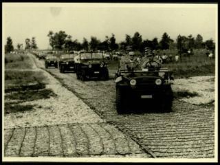 Giovanni Gronchi assiste all'esercitazione militare "Monte Bianco terzo" a Baraggia di Rovasenda il 29 luglio 1956