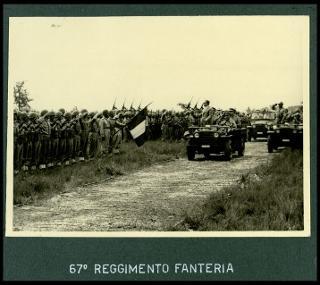 Giovanni Gronchi assiste all'esercitazione militare "Monte Bianco terzo" a Baraggia di Rovasenda il 29 luglio 1956