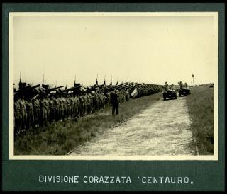 Giovanni Gronchi assiste all'esercitazione militare "Monte Bianco terzo" a Baraggia di Rovasenda il 29 luglio 1956