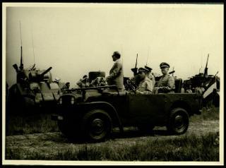 Giovanni Gronchi assiste all'esercitazione militare "Monte Bianco terzo" a Baraggia di Rovasenda il 29 luglio 1956