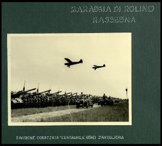 Giovanni Gronchi assiste all'esercitazione militare "Monte Bianco terzo" a Baraggia di Rovasenda il 29 luglio 1956