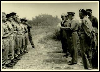Giovanni Gronchi assiste all'esercitazione militare "Monte Bianco terzo" a Baraggia di Rovasenda il 29 luglio 1956