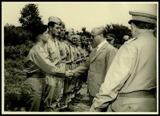 Giovanni Gronchi assiste all'esercitazione militare "Monte Bianco terzo" a Baraggia di Rovasenda il 29 luglio 1956