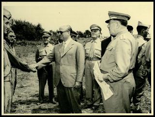 Giovanni Gronchi assiste all'esercitazione militare "Monte Bianco terzo" a Baraggia di Rovasenda il 29 luglio 1956
