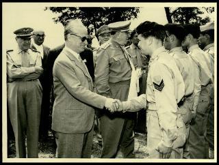 Giovanni Gronchi assiste all'esercitazione militare "Monte Bianco terzo" a Baraggia di Rovasenda il 29 luglio 1956