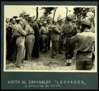 Giovanni Gronchi assiste all'esercitazione militare "Monte Bianco terzo" a Baraggia di Rovasenda il 29 luglio 1956