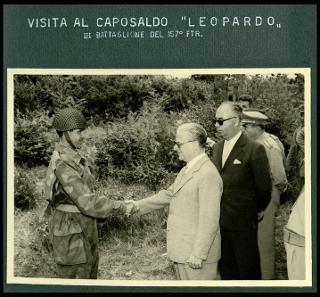 Giovanni Gronchi assiste all'esercitazione militare "Monte Bianco terzo" a Baraggia di Rovasenda il 29 luglio 1956