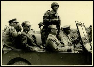 Giovanni Gronchi assiste all'esercitazione militare "Monte Bianco terzo" a Baraggia di Rovasenda il 29 luglio 1956