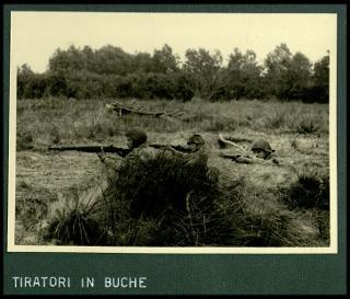 Giovanni Gronchi assiste all'esercitazione militare "Monte Bianco terzo" a Baraggia di Rovasenda il 29 luglio 1956