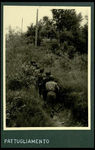 Giovanni Gronchi assiste all'esercitazione militare "Monte Bianco terzo" a Baraggia di Rovasenda il 29 luglio 1956