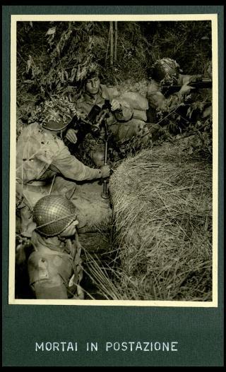 Giovanni Gronchi assiste all'esercitazione militare "Monte Bianco terzo" a Baraggia di Rovasenda il 29 luglio 1956