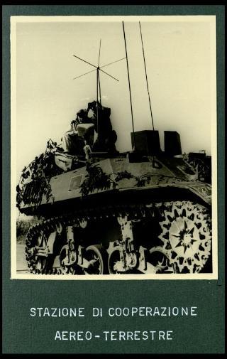 Giovanni Gronchi assiste all'esercitazione militare "Monte Bianco terzo" a Baraggia di Rovasenda il 29 luglio 1956