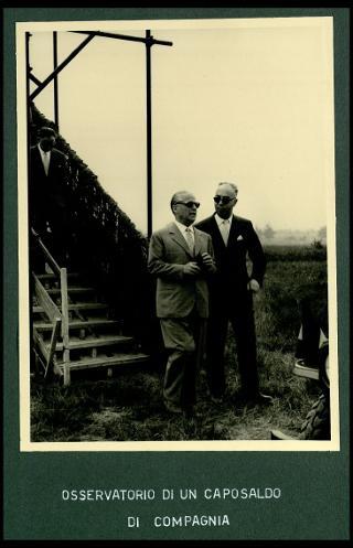 Giovanni Gronchi assiste all'esercitazione militare "Monte Bianco terzo" a Baraggia di Rovasenda il 29 luglio 1956