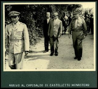 Giovanni Gronchi assiste all'esercitazione militare "Monte Bianco terzo" a Baraggia di Rovasenda il 29 luglio 1956