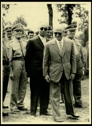 Giovanni Gronchi assiste all'esercitazione militare "Monte Bianco terzo" a Baraggia di Rovasenda il 29 luglio 1956